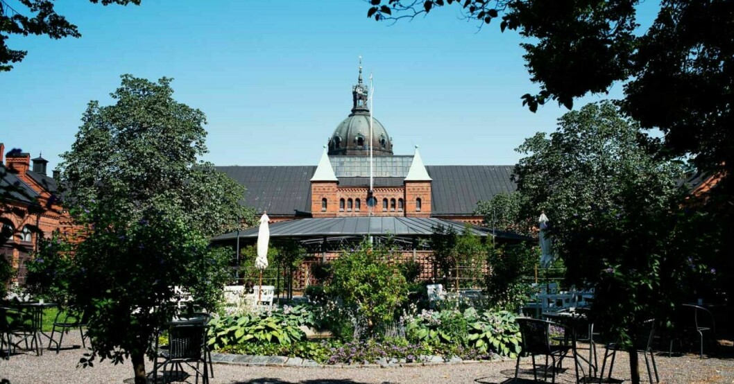 Hovstallets underbart lummiga innergård i full grönska. Hovstallets innergård