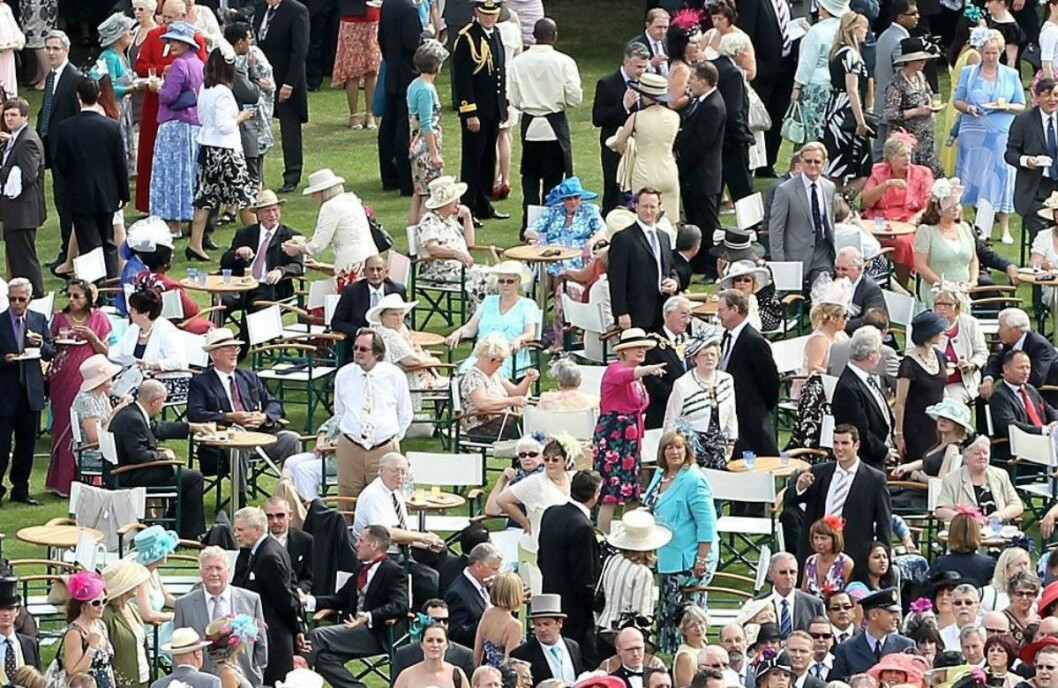 Fällstolar för den som vill vila fötterna och småbord för tekoppen. Gästerna vid gardenpartyt på Buckingham Palace.