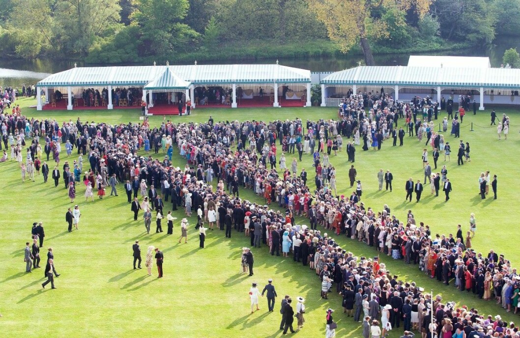 Här ser man ”stråket” där gästerna radar upp sig för att hälsa på kungafamiljen. Och bakom tronar det kungliga tetältet. Gardenparty på Buckingham Palace. Gästerna radar upp sig för att hälsa på de brittiska kungligheterna.
