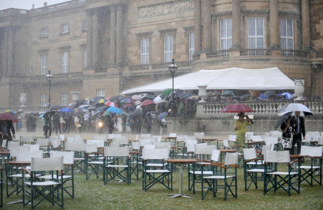 Ösregn på drottning Elizabeths gardenparty.