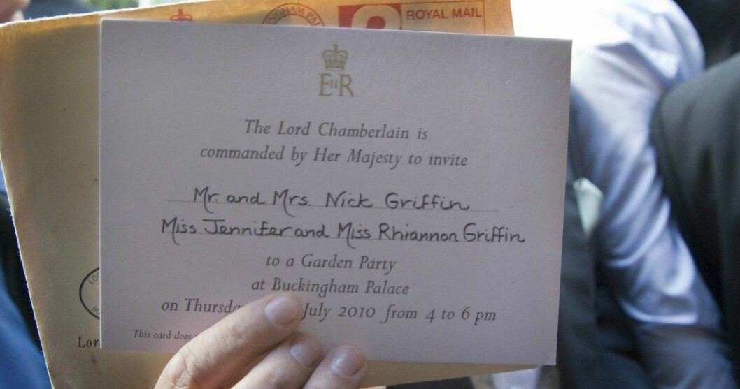 Det eftertraktade inbjudningskortet. Så här ser det ut – det åtråvärda inbjudningskortet till drottning Elizabeths gardenparty.