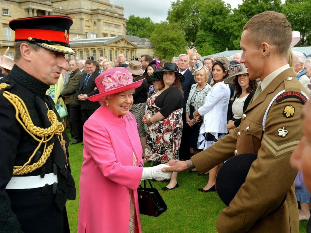 Drottning Elizabeths gardenpartyn på Buckingham Palace brukar ha flera tusen gäster! Fast i somras var alla inställda på grund av pandemin. Drottning Elizabeth gardenparty på Buckingham Palace