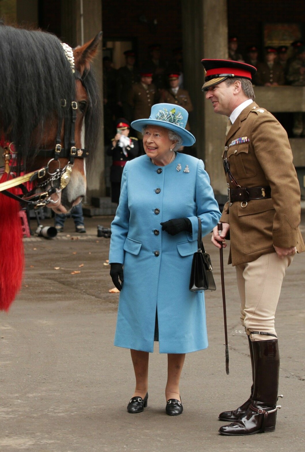 Drottning Elizabeth och James Gaselee hälsar på pukhästen Perseus. Drottning Elizabeth med James Gaselee som har en av huvudrollerna under bröllopskortegen.