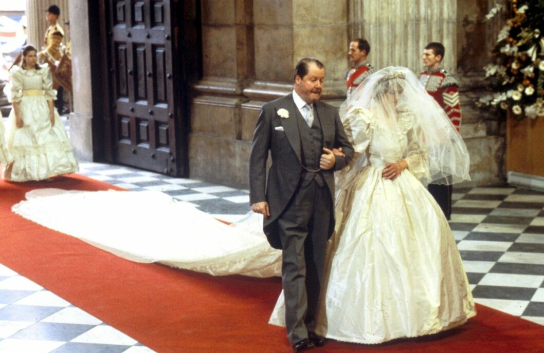 På väg in i kyrkan tillsammans med pappa John. Prinsessan Diana på väg in i kyrkan på sin bröllopsdag tillsammans med sin pappa.