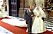 Prinsessan Diana på väg in i kyrkan på sin bröllopsdag tillsammans med sin pappa. 