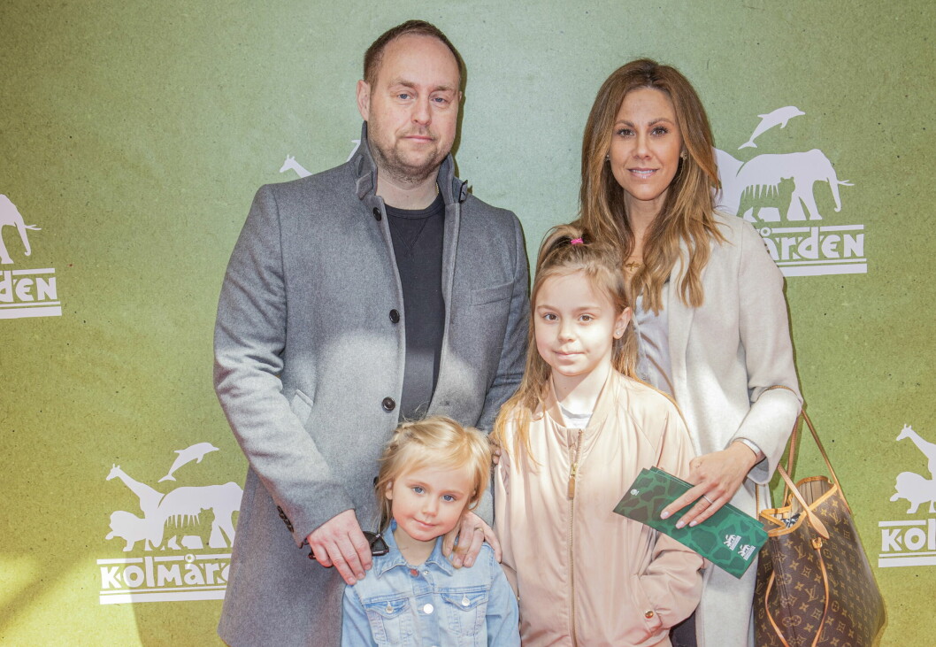 Hela familjen ute på premiär! Johan Edlund, Sofia Geite och barnen Ester och Elise