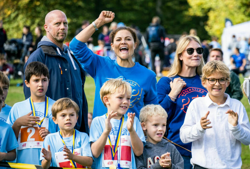 Prins Oscar hejar, men frågan är om inte mamma Victoria är mest peppad? Kronprinsessan Victoria och prins Oscar under Pep-dagen i Hagaparken