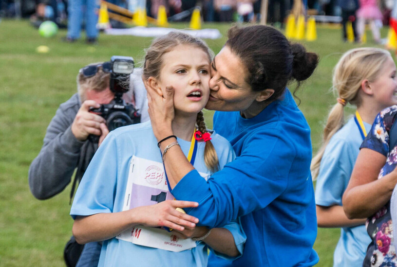 Vilket ögonblick! Kronprinsessan Victoria och prinsessan Estelle under Pep-dagen i Hagaparken