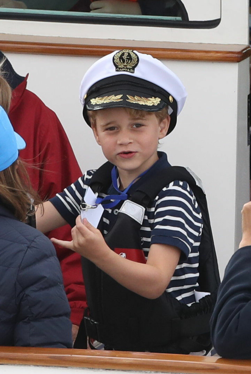Vid ett tillfälle fick George på sig en kaptensmössa, något för stor, men vad gör väl det! En tandlös liten prins!