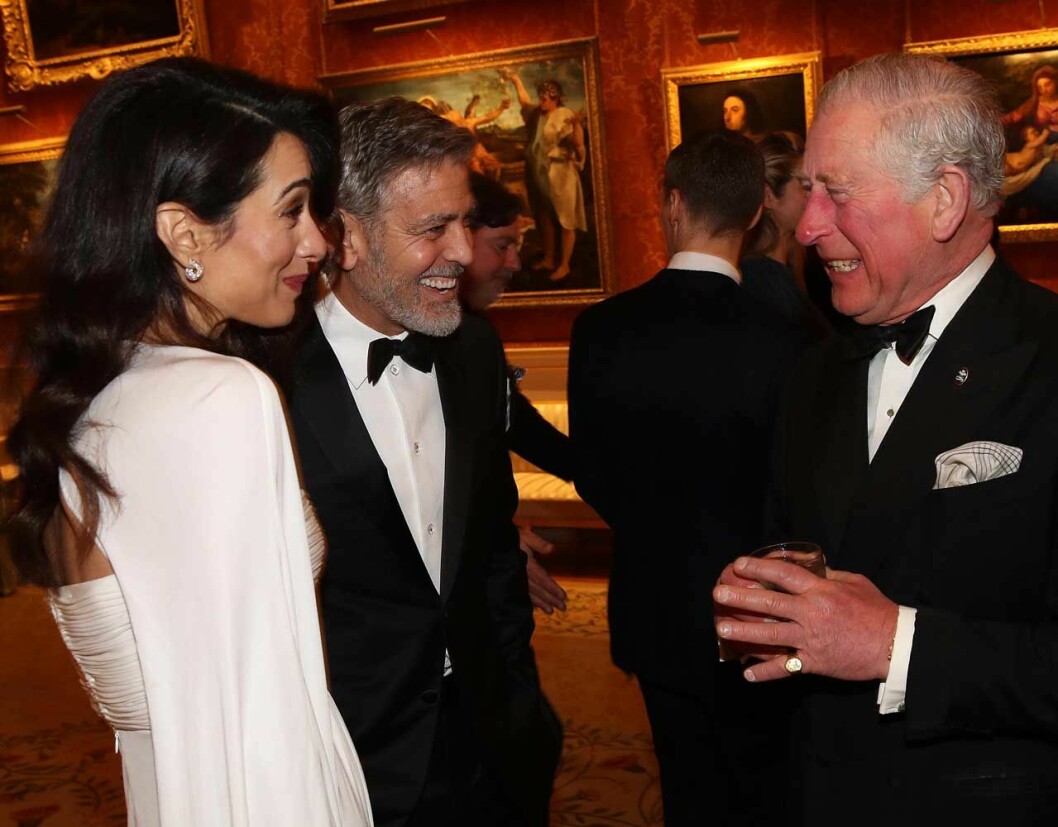 George och Amal kom direkt från London. Kvällen före hade de varit på middag hos prins Charles på Buckingham Palace… George och Amal Clooney på middag hos prins Charles i Buckingham Palace.
