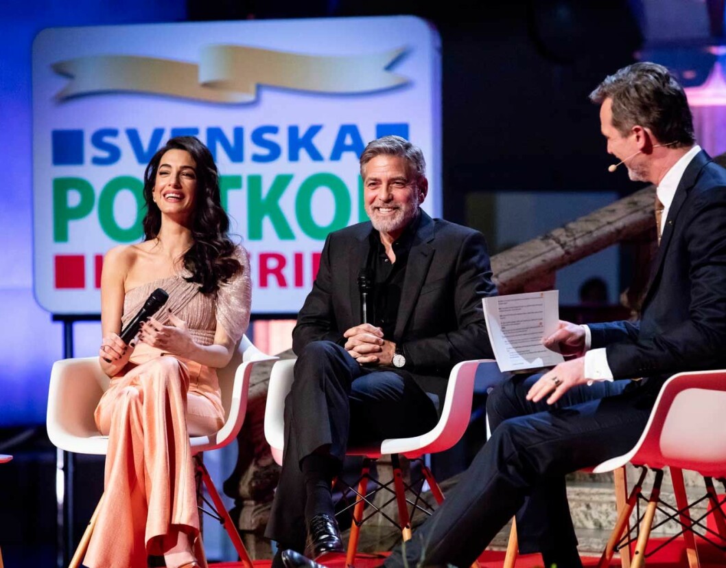 …och 24 timmar minglade de med Postkodlotteriet i Stockholm! Vid galan kunde Cancerfonden ta emot 23 800 000 kronor och drottning Silvas Childhood fick en check på 6 650 000 kronor. George och Amal Clooney i Stockholm med Postkodlotteriets Rickard Sjöberg.