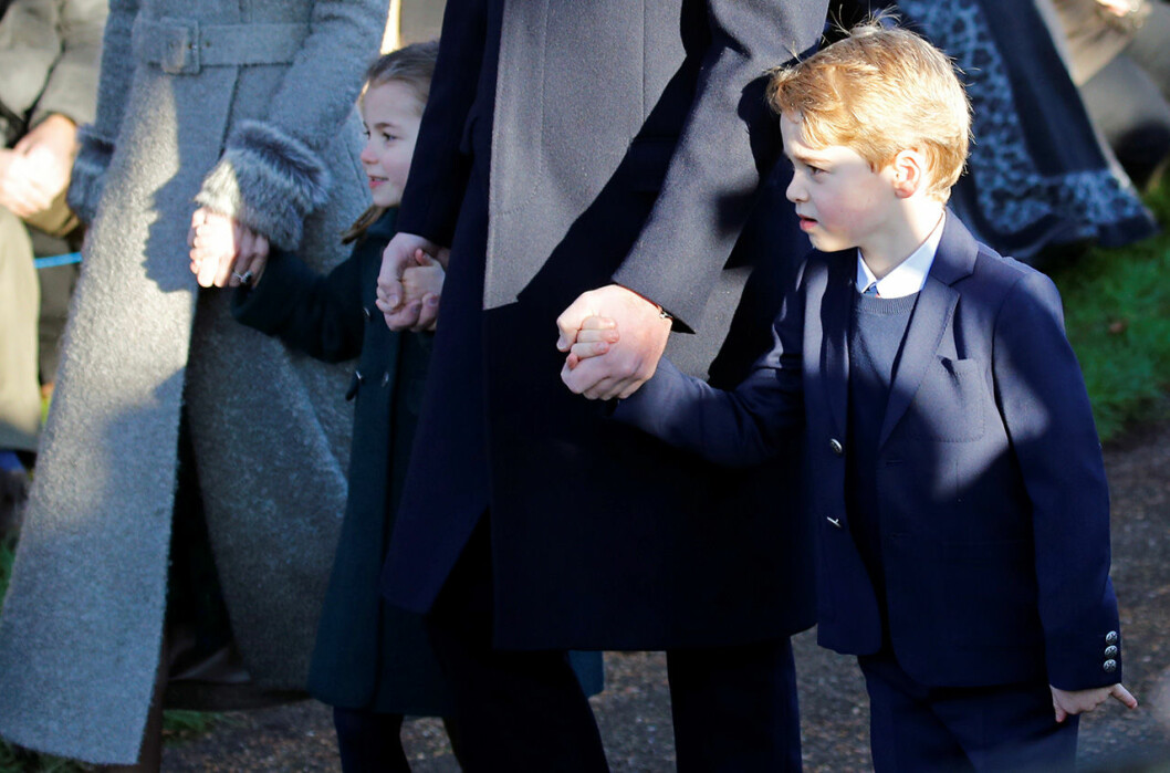 George och Charlotte dök upp hand i hand med mamma och pappa. George och Charlotte