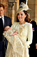 I denna klänning kommer prins Louis att döpas. Här håller mamma Kate storebror George under hans dop. 