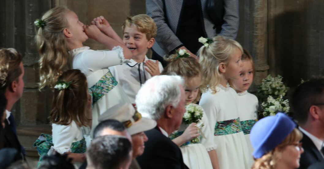 Savannah och George busar i kyrkan.