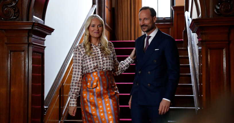 Paret har verkligen inget emot att visa sin kärlek bland folk. Så underbart och inspirerande! Kronprins Haakon och kronprinsessan Mette-Marit på statsbesök i London