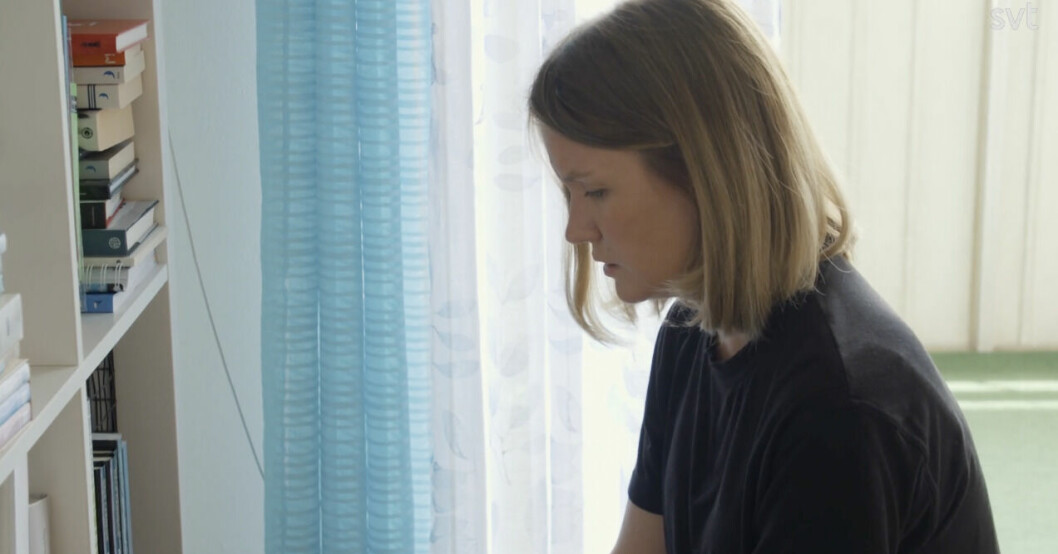 Lina är inte imponerad över innehållet i Alexanders bok. Gift vid första ögonkastet