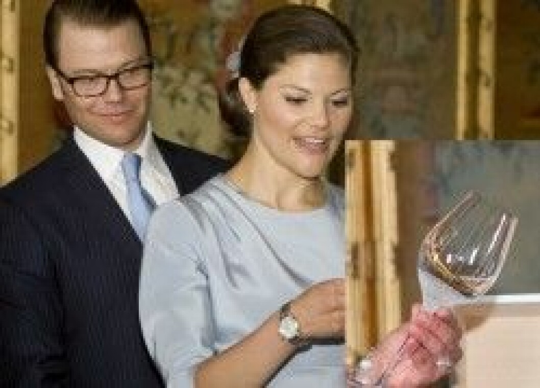 Victoria och Daniel beundrar Orrefors-glasen. Victoria och Daniel beundrar Orrefors-glasen.