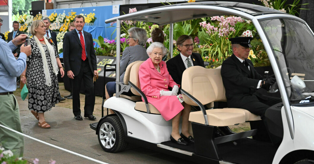Detta var en vanlig syn Elizabeths sista år. Drottning Elizabeth transporteras i en golfbil