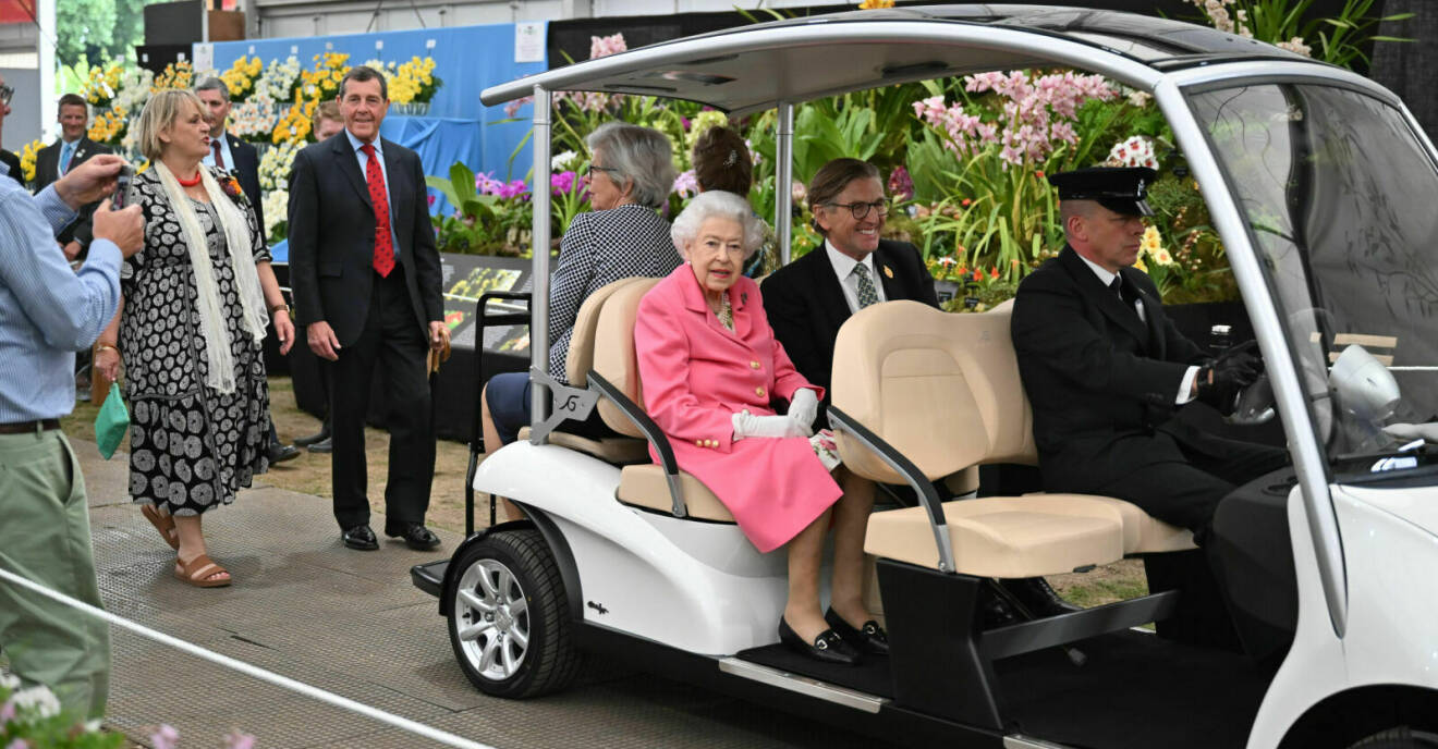 Drottning Elizabeth transporteras i en golfbil