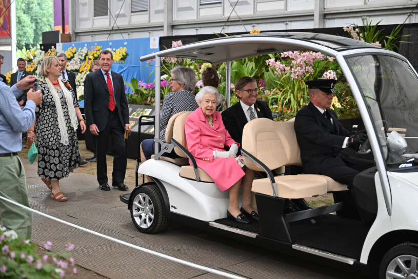 Elizabeth i golfbil tidigare i år, ett praktiskt hjälpmedel. Drottning Elizabeth