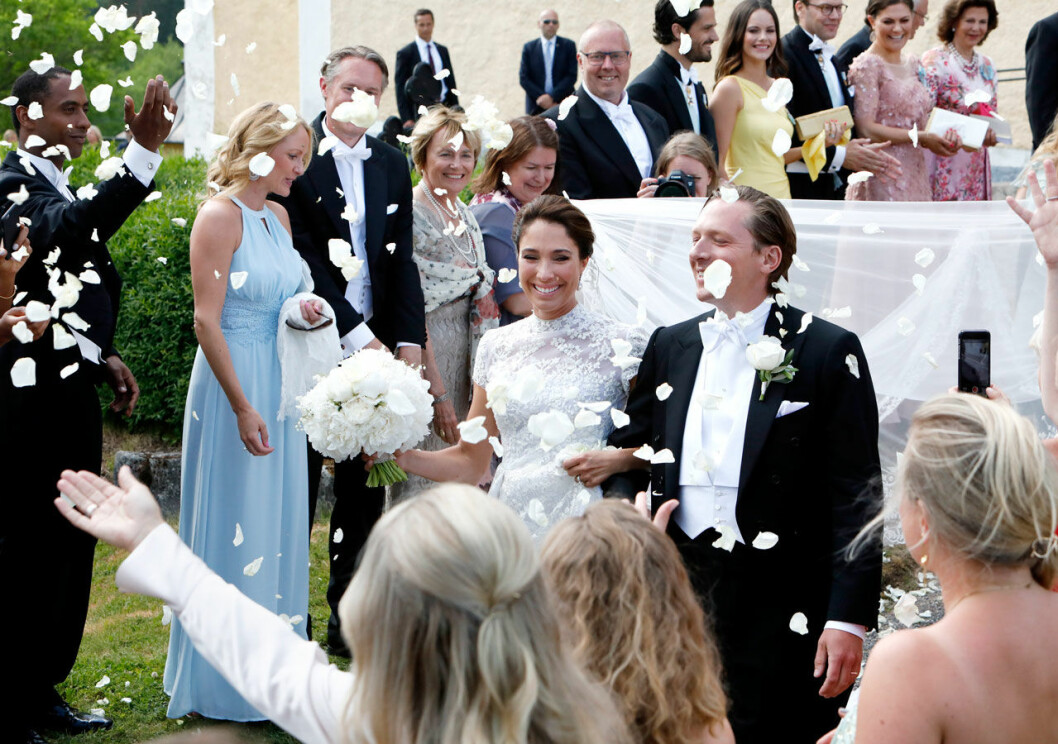 Kungafamiljen på plats när Louise Gottlieb och Gustav Thott gifte sig i Hölö kyrka.
