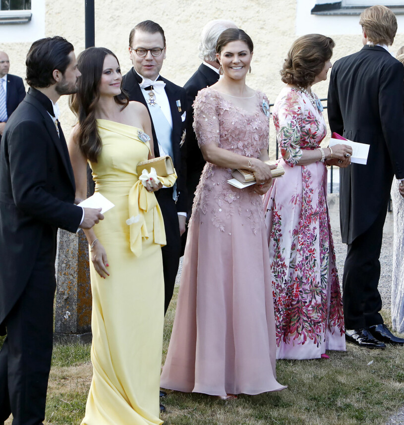 Hela kungafamiljen var på plats. Kronprinsessan Victoria Prins Daniel Prinsessan Sofia Kungafamiljen på Louise Lussan Gottliebs bröllop Gustav Thott Hölö kyrka