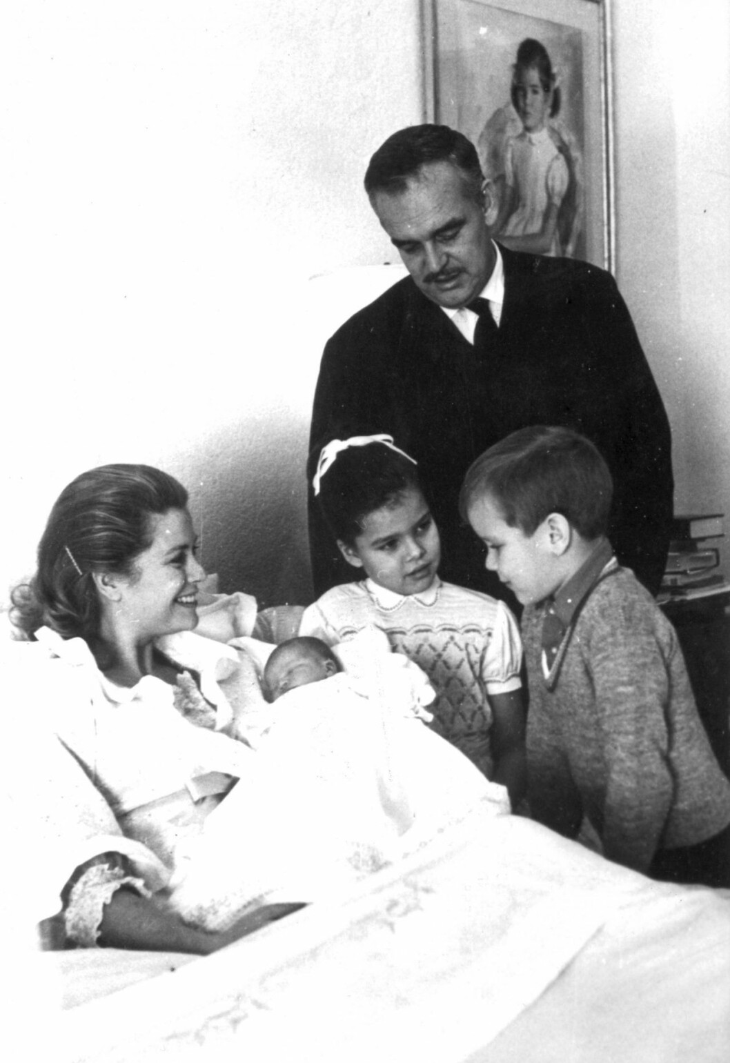 Grace och Rainier 1965, Grace har Stephanie i famnen och barnen Caroline och Albert vid sin sida. Grace Kelly