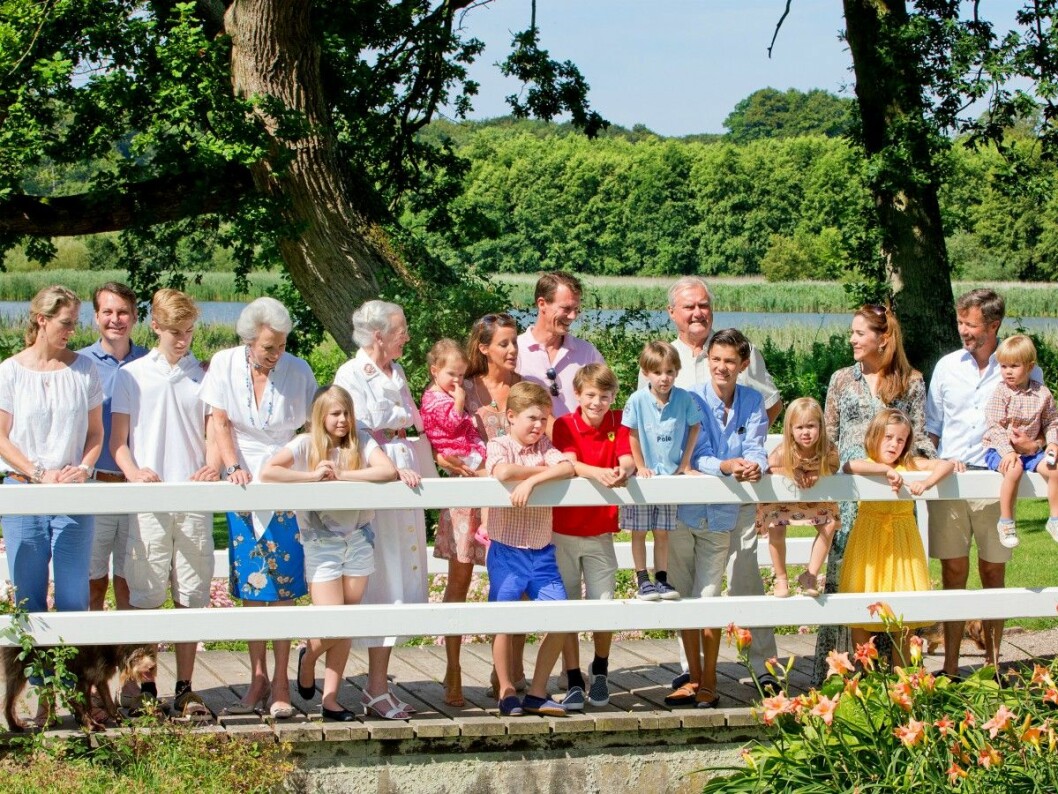 Så här har det sett ut när Margrethe samlat barn och barnbarn på Gråsten. Hela den danska kungafamiljen samlad till sommarfotografering på slottet Gråsten.