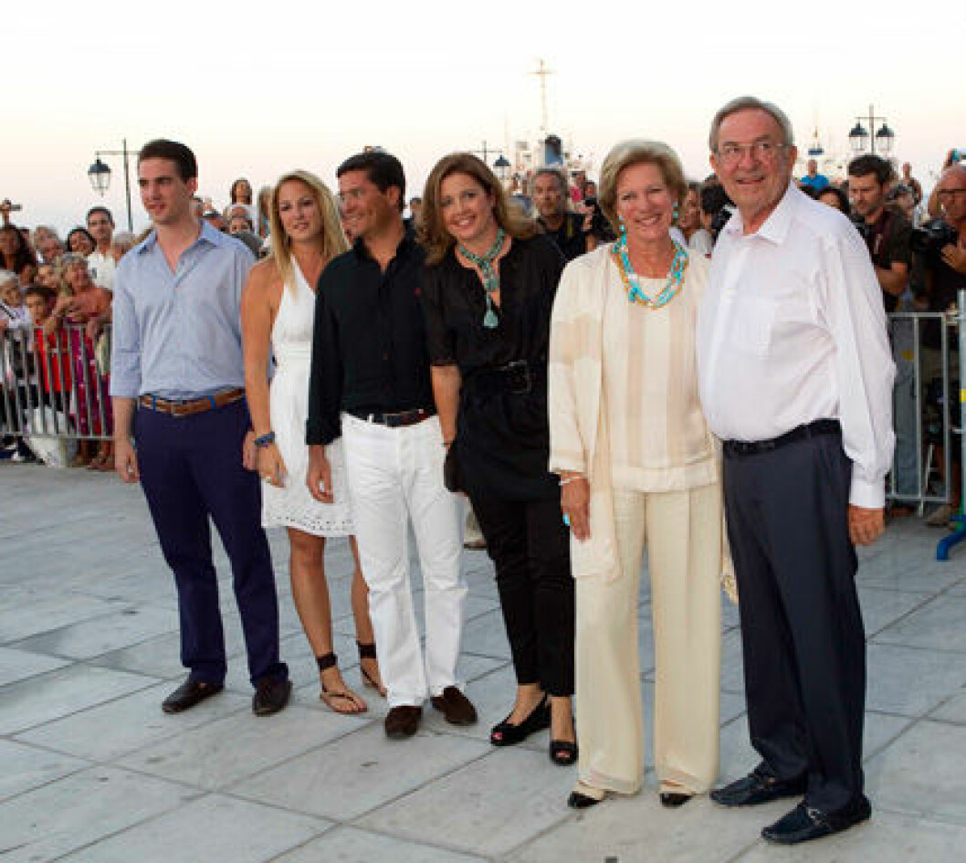 Drottning Anne-Marie, kung Konstantin tillsammans med prinsessan Alexia och hennes man Carlos Morales Quintana, prinsessan Theodora och prins Philippos. Drottning Anne-Marie, kung Konstantin tillsammans med prinsessan Alexia och hennes man Carlos Morales Quintana, prinsessan Theodora och prins Philippos.