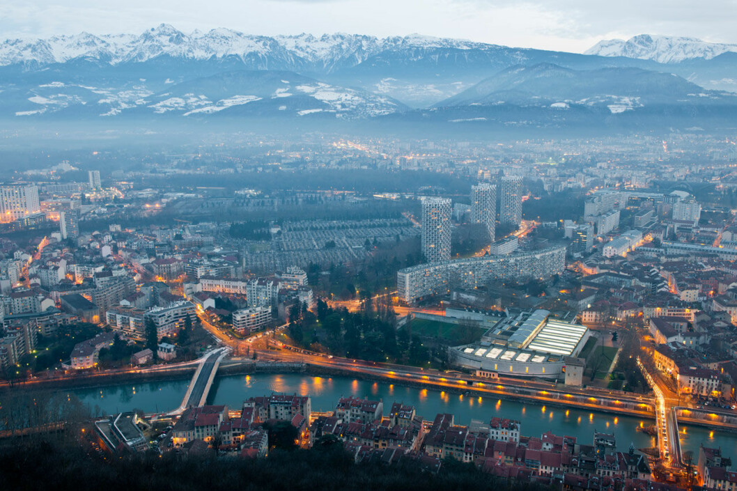 Efter pizza-beställningen körde kungaparet i riktning mot Grenoble. Efter pizza-beställningen for kungaparet i riktning mot Grenoble.