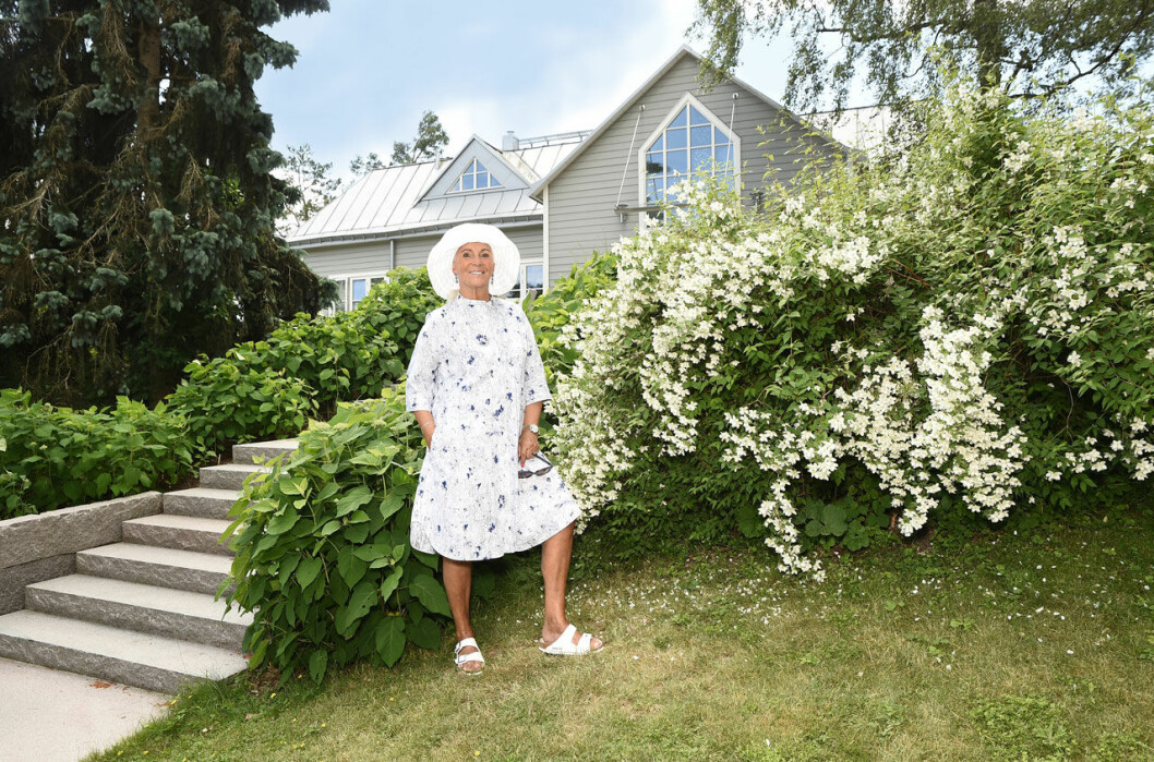 Grete framför huset som vars stil är inspirerad av The Hamptons på Long Island. Grete framför huset som vars stil är inspirerad av The Hamptons på Long Island.