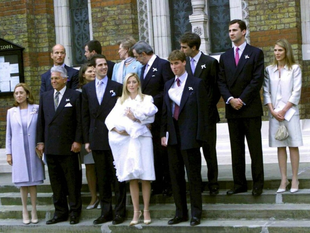 …och här skymtar Victoria fram i grått, precis till vänster om kronprins Pavlos. Till höger ser du prins William med gipsad hand. Kronprinsessan Victoria som gudmor på prins Constantine-Alexios dop i London 1999.