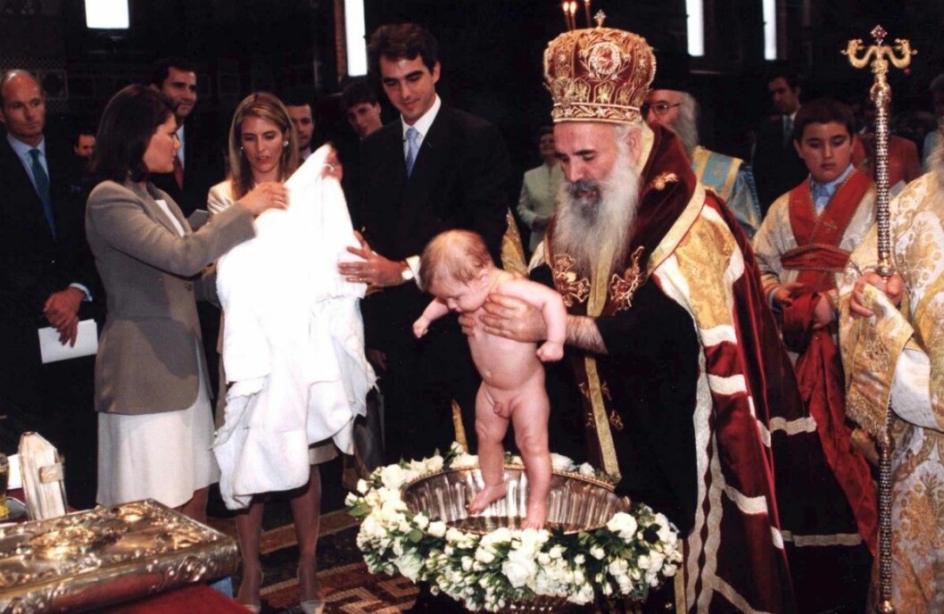 Du ser Victoria till vänster, klädd i grå kavaj och vit klänning. Kronprinsessan Victoria som gudmor på prins Constantine-Alexios dop i London 1999.