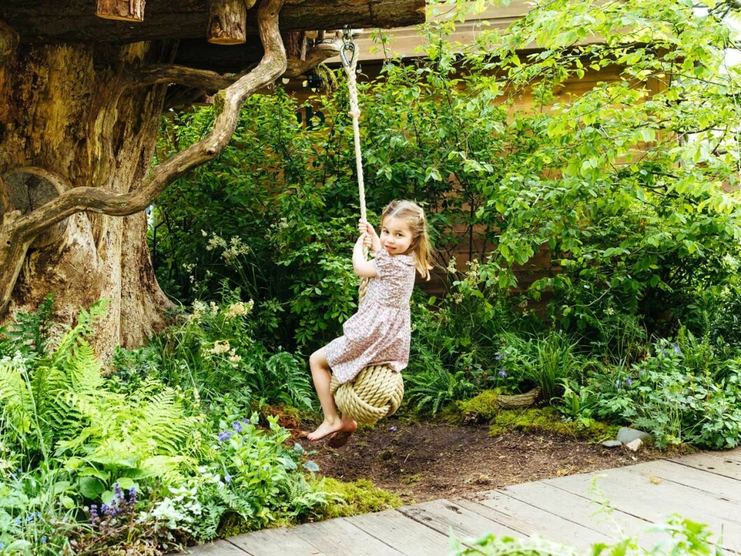 Charlotte verkar tycka om att gunga. Charlotte verkar tycka om att gunga.