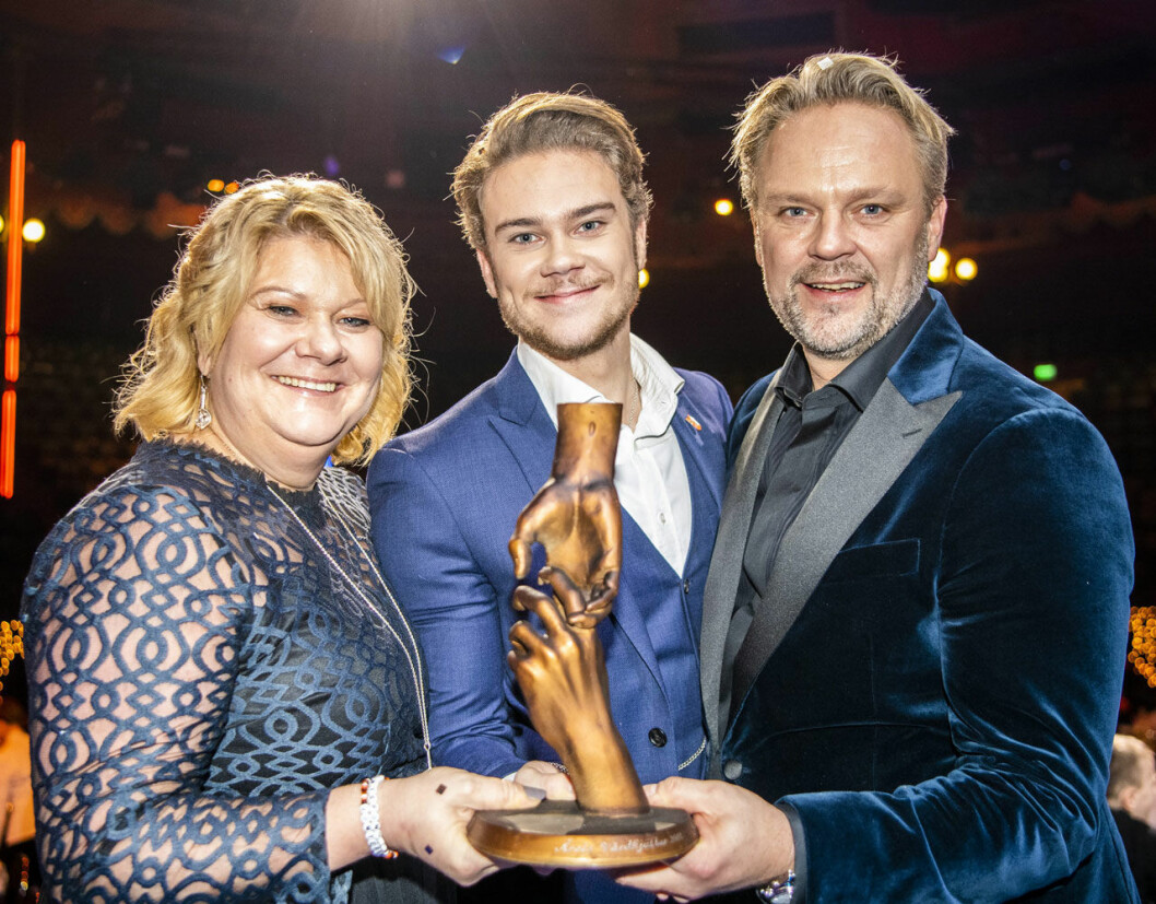Gunilla och Tommy Ivarsson med sonen Christian. I kväll arrangerar de Jontefondsgalan, en julbal till förmån för organdonation. Gunilla, Christian och Tommy Ivarsson, familjen bakom Jontefonden.