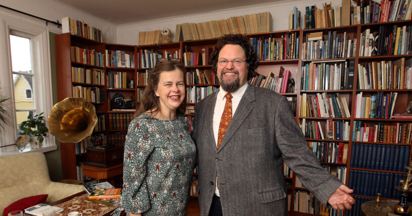Edward Blom och frun Gunilla Kinn i deras hem i Huddinge. Gunilla Kinn och Edward Blom