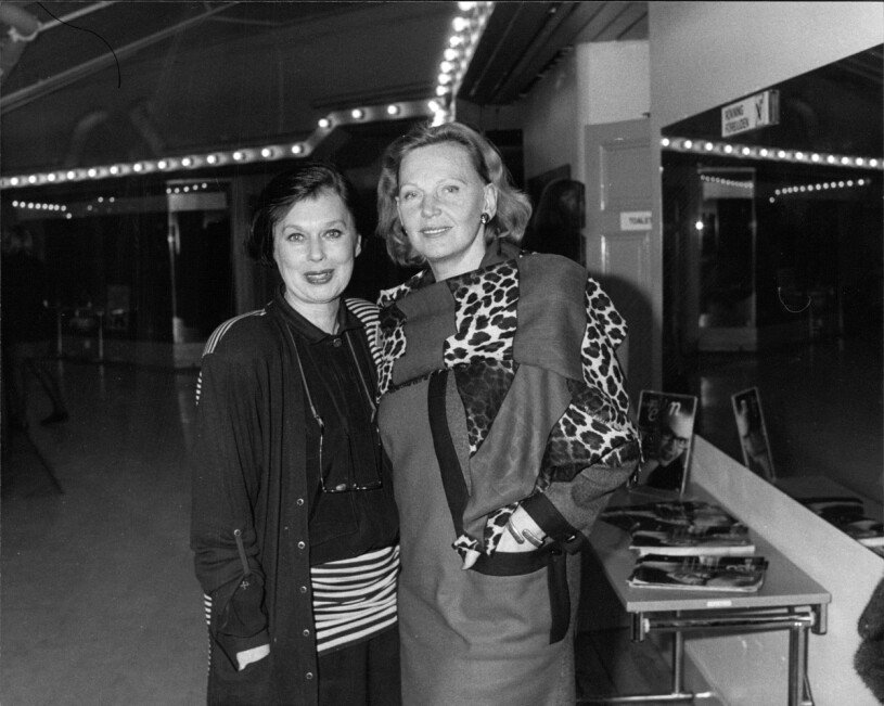 Gunilla Pontén, modeskapare, designer, fotomodell Sverige och Marianne Bernadotte, för att titta på Thalias kreationer. 1988.