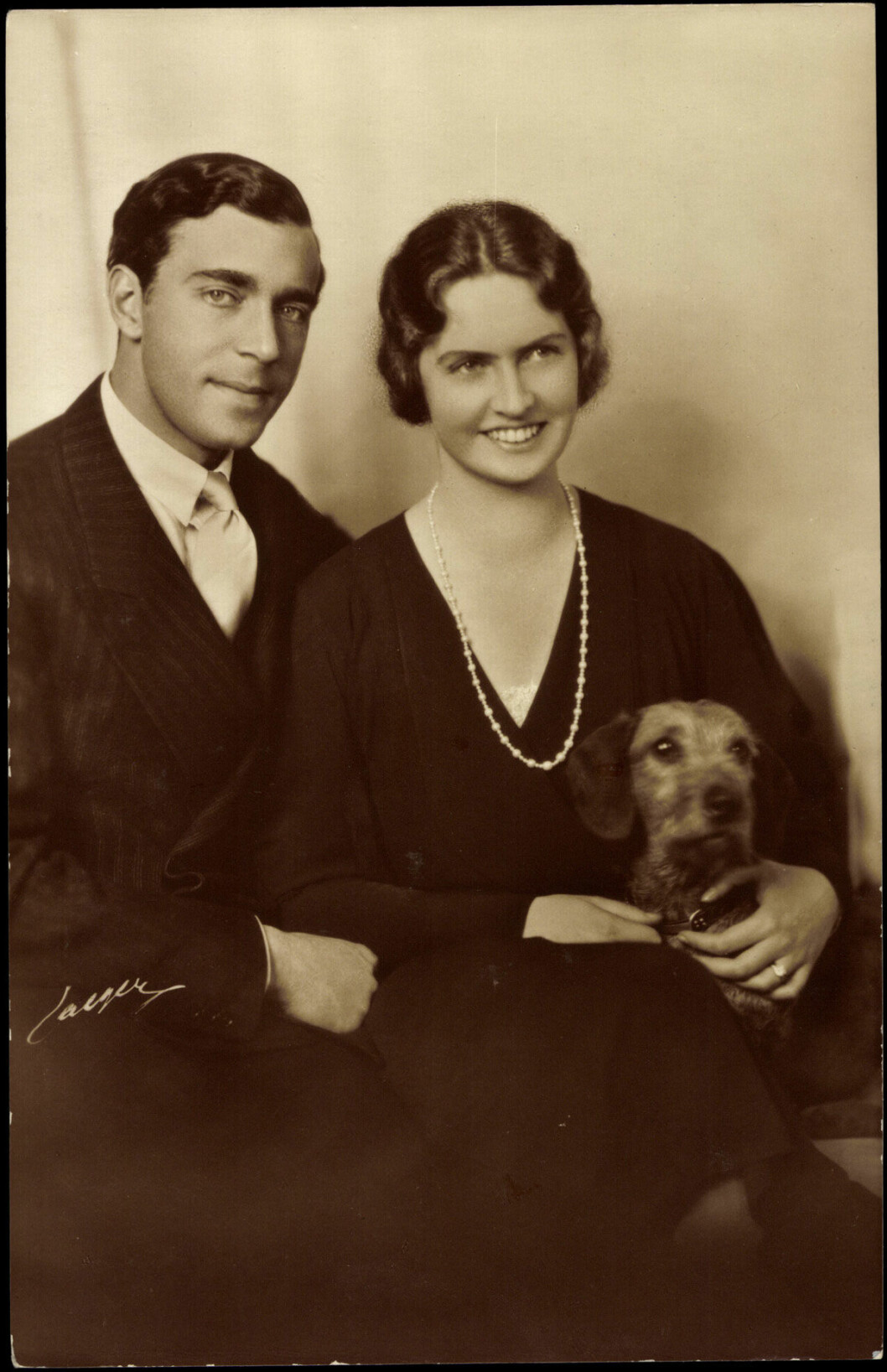 Gustaf Adolf dog i flygolyckan på Kastrup. Han blev bara 40 år gammal och lämnade Sibylla och barnen efter sig.