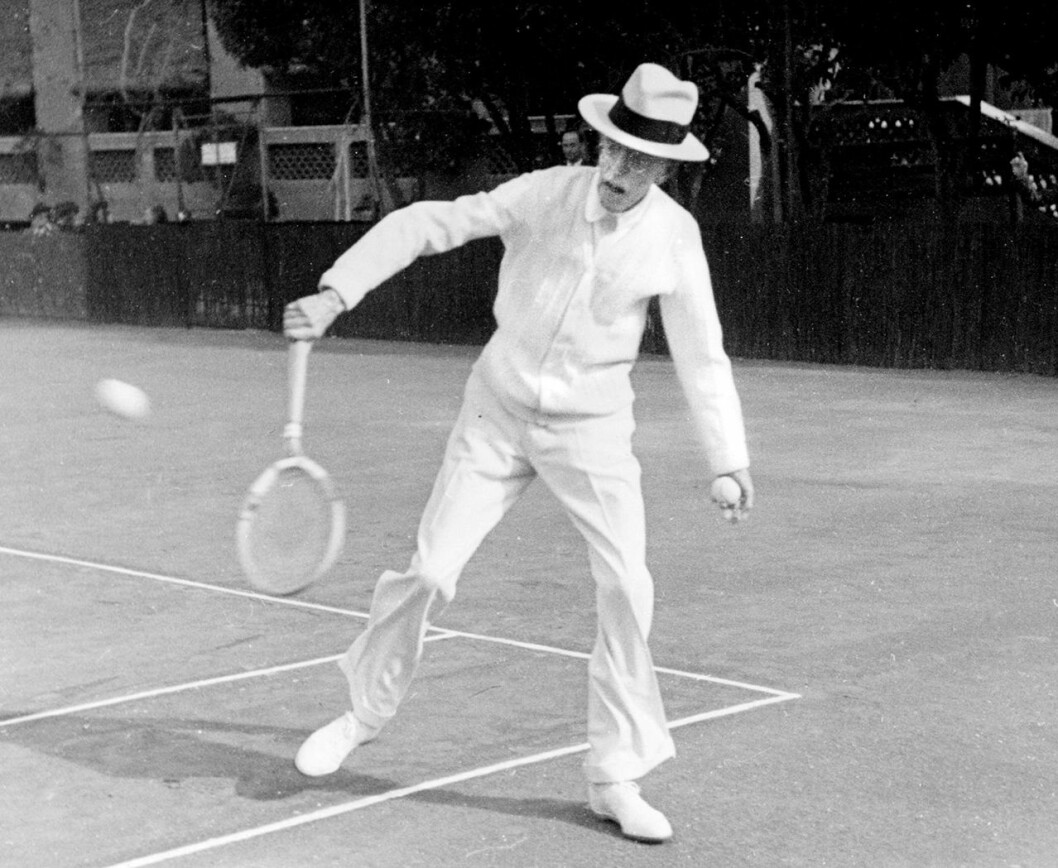 Kungen spelar tennis på Franska Rivieran, under tiden satt Kurt Haijby fängslad i Tyskland. Kung Gustaf V