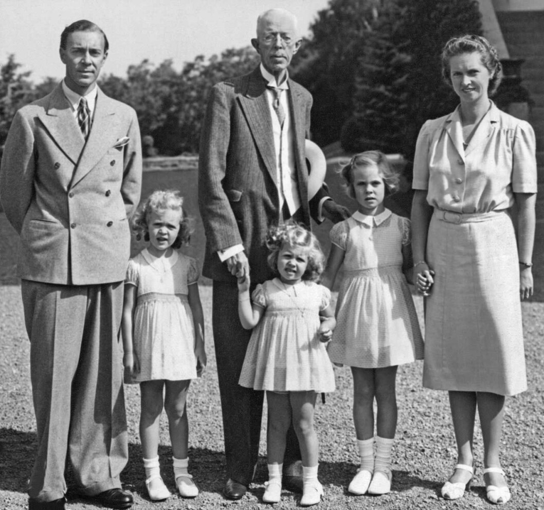 Den långe Gustaf V bredvid kungens pappa. Kungens pappa prins Gustaf Adolf, Gustaf V, prinsessan Sibylla och Hagasessorna Birgitta, Désirée och Margaretha.