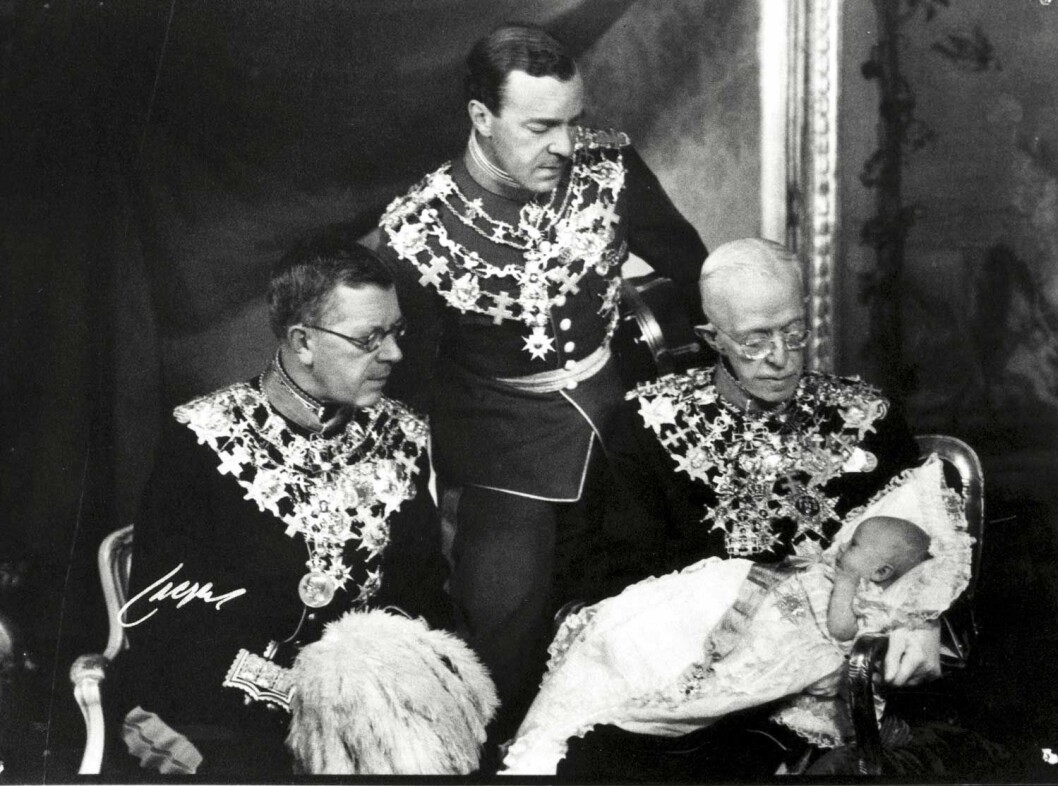 År 1946. Kung Gustaf V med lillprinsen Carl Gustaf, kronprins Gustaf VI Adolf och Gustav Adolf. Två år senare avskaffades majestätsbrottet i Sverige. 