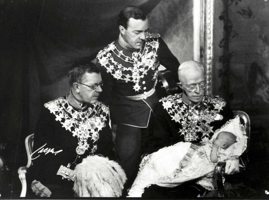 År 1946. Kung Gustaf V med lillprinsen Carl Gustaf, kronprins Gustaf VI Adolf och Gustav Adolf. Två år senare avskaffades majestätsbrottet i Sverige. År 1946. Kung Gustaf V med lillprinsen Carl Gustaf, kronprins Gustaf VI Adolf och Gustav Adolf. Två år senare avskaffades majestätsbrottet i Sverige.
