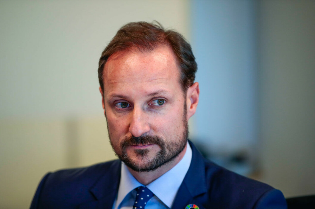 När Harald är sjuk är det kronprins Haakon – eller kronprinsregenten som han tituleras just nu – som får hålla ställningarna som vikarierande statschef. När kung Harald är sjuk är det kronprins Haakon, eller kronprinsregenten som han tituleras just nu, som håller ställningarna som vikarierande statschef.
