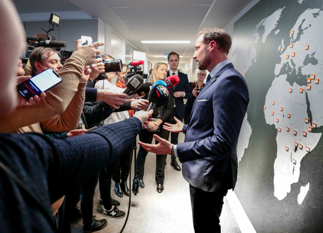 Haakon vid dagens pressträff. Många frågor handlade om kung Harald som vårdas på Rikshospitalet. Kronprins Haakon besöker norska Flyktinghjälpen i Oslo.