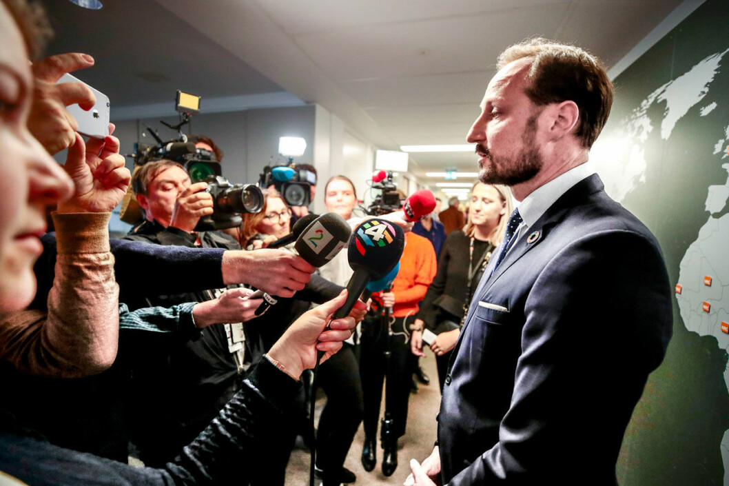 Kronprins Haakon mötte media. Kronprins Haakon möter media.
