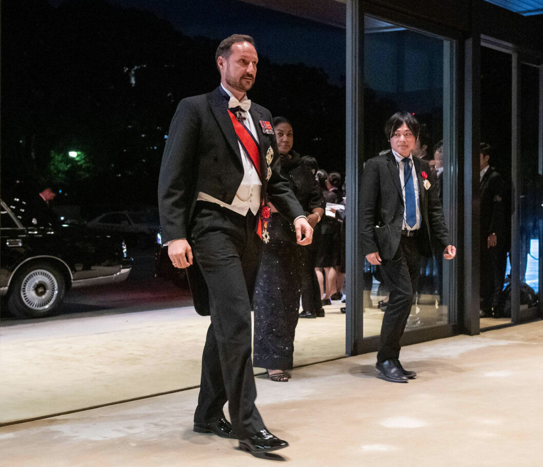 Ensamt utan Mette-Marit. Kronprins Haakon utan Mette-Marit vid kröningen i Tokyo.
