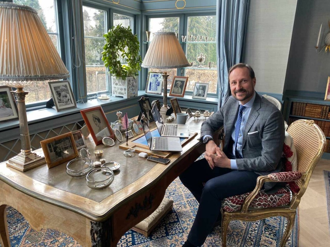 Kronprins Haakon vid skrivbordet på Skaugum. Kaffet dricks ur en svensk kopp – från Höganäs. Haakons skrivbord
