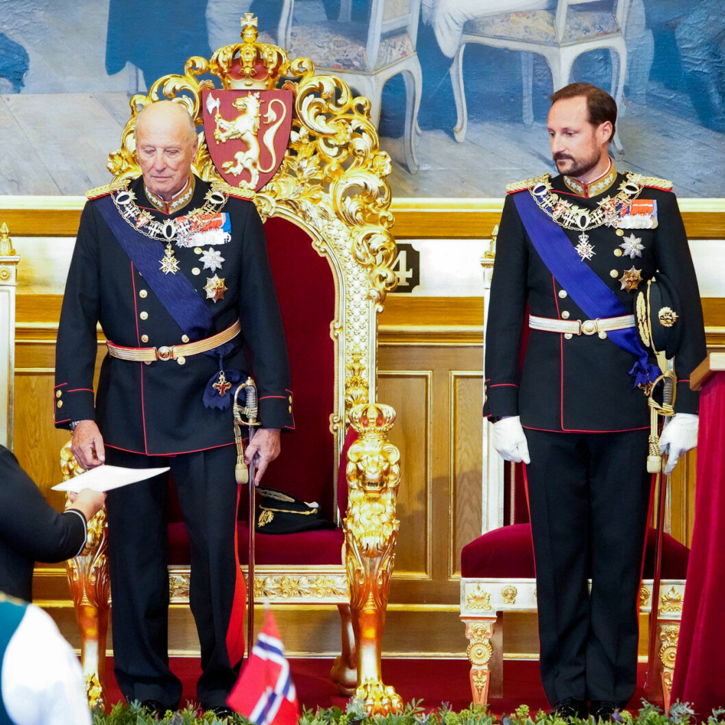 Nu kliver kronprins Haakon in i sin fars ställe. Kung Harald och kronprins Haakon.