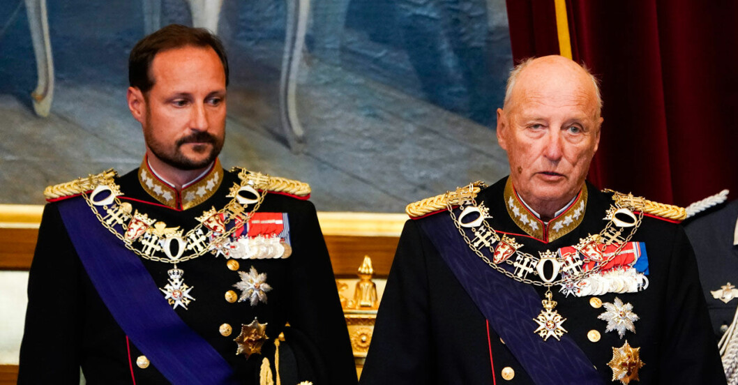 Ingen lätt uppgift att rycka in som vikarierande kung. Men Haakon har tränat för uppgiften ända sedan han blev myndig. Kung Harald med sin son kronprins Haakon, som just nu är vikarierande kung.