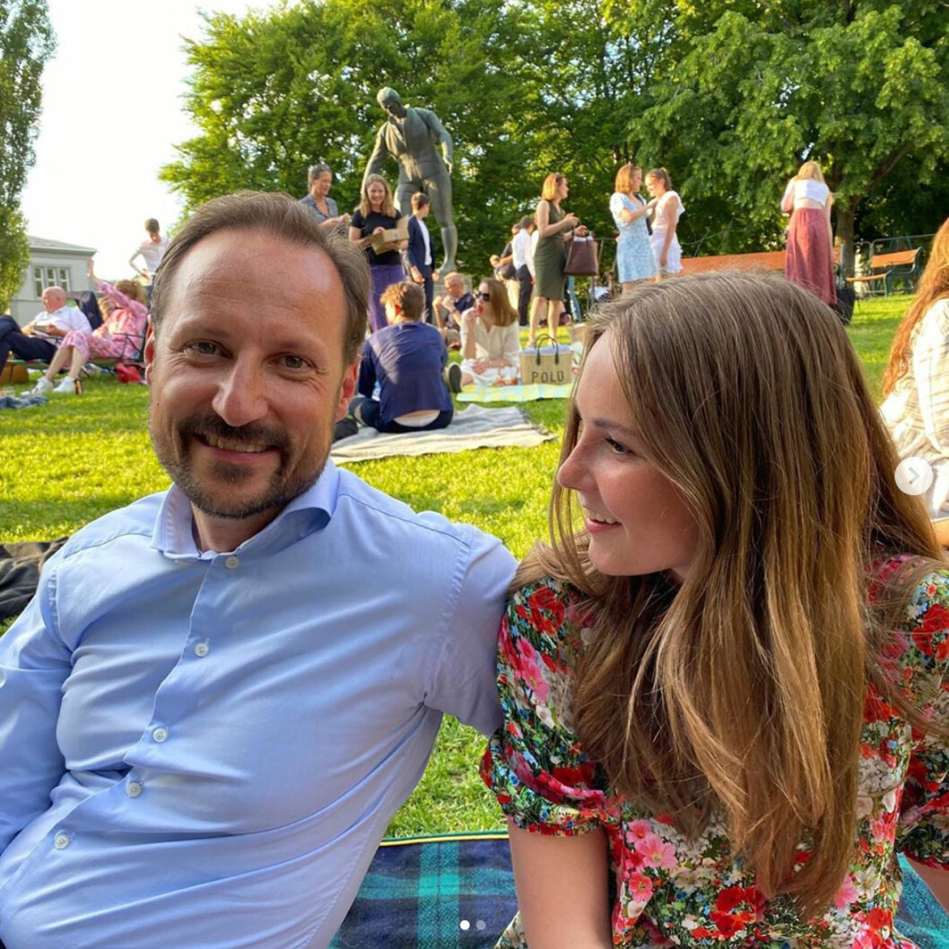 Examens-picknick för prinsessan Ingrid Alexandra. Kronprins Haakon och prinsessan Ingrid Alexandra, bild från Mette-Marits Instagram